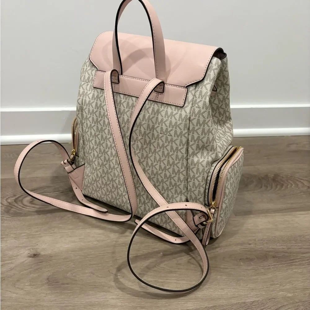 MICHAEL KORS
Jet Set Large Logo Backpack - Picture 9 of 9